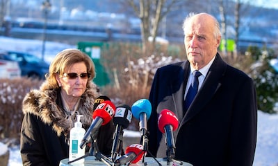 Harald, Sonia y Haakon de Noruega, volcados con las víctimas de un corrimiento de tierra