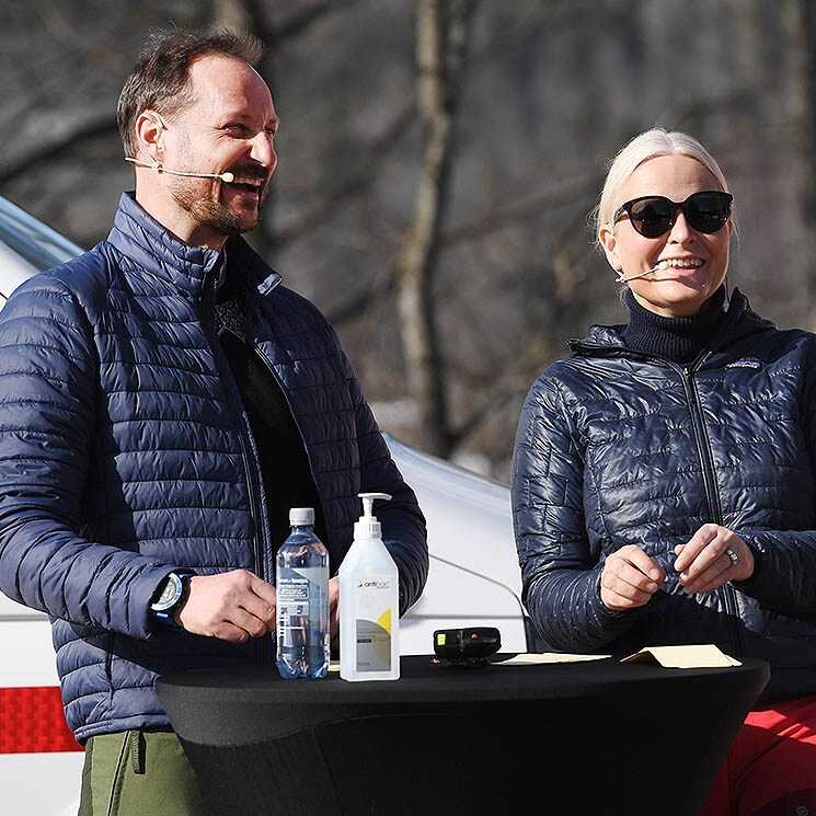 Haakon y Mette-Marit acuden conjuntados y cómplices a su primer acto presencial este año