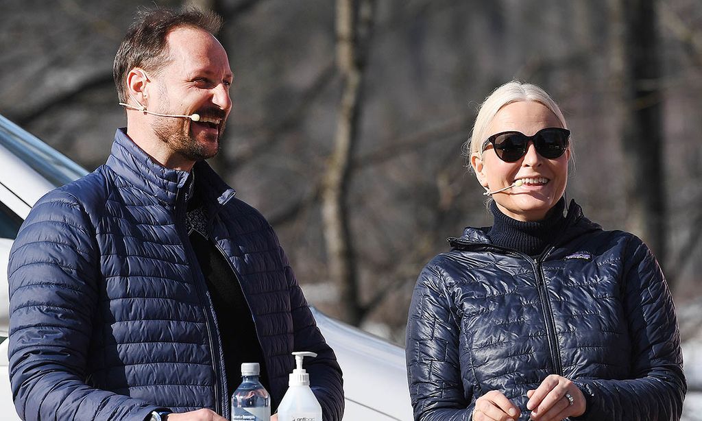 Haakon y Mette-Marit acuden conjuntados y cómplices a su primer acto presencial este año