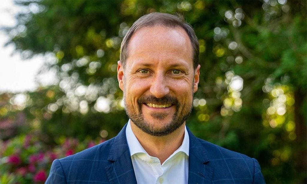 El curioso 'retrato real' de Haakon de Noruega por su 48 cumpleaños... ¡en traje de neopreno!