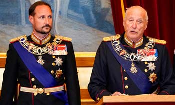 Harald de Noruega reaparece en el Parlamento tras la ausencia del año pasado
