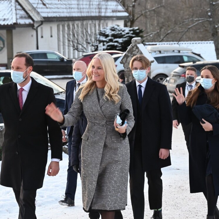 Haakon y Mette-Marit de Noruega celebran la Navidad asistiendo a un servicio religioso junto a sus hijos