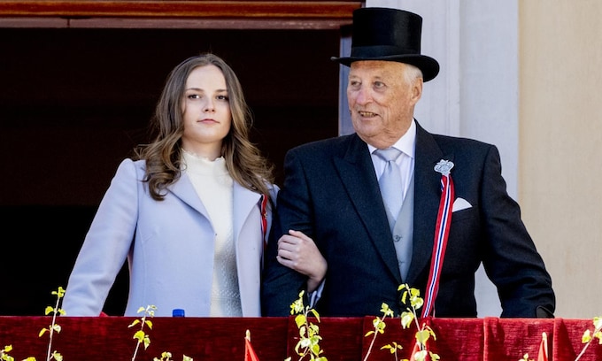 Ingrid Alexandra con su abuelo, el rey Harald