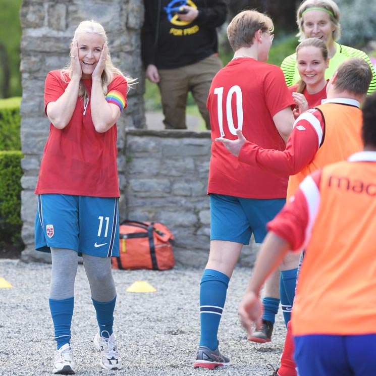 ¡Gooool! Ingrid Alexandra de Noruega, junto a su familia, disputa un partido de fútbol antes de su gran debut 