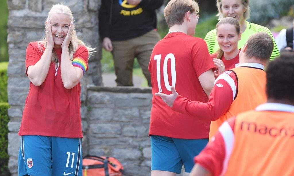 ¡Gooool! Ingrid Alexandra de Noruega, junto a su familia, disputa un partido de fútbol antes de su gran debut