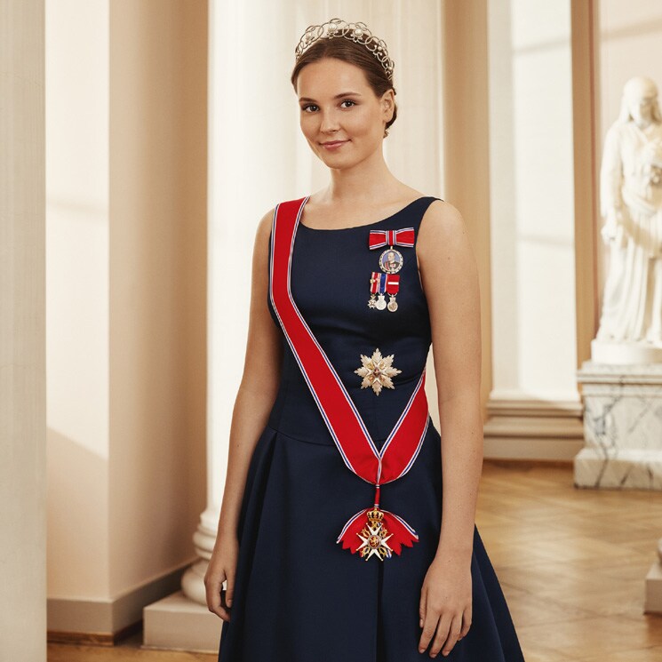 Ingrid de Noruega celebra su mayoría de edad posando con tiara por primera vez
