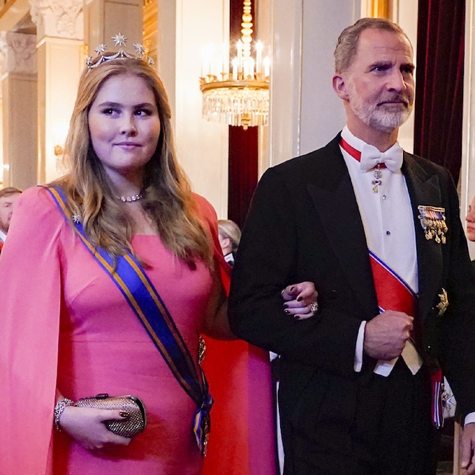 Amalia de los Países Bajos llega del brazo del rey Felipe a la fiesta en honor de la princesa Ingrid 