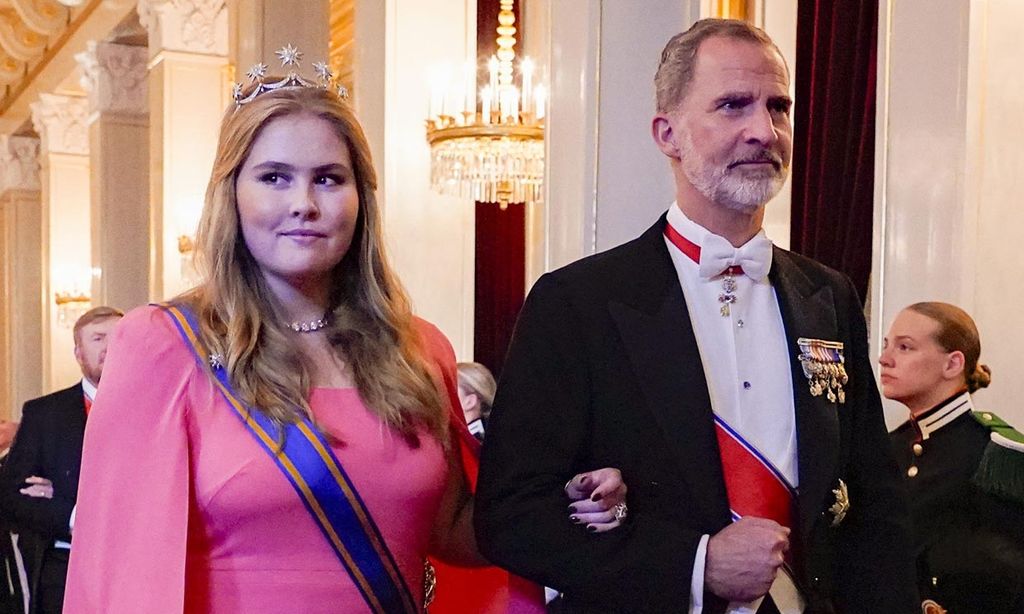 Amalia de los Países Bajos llega del brazo del rey Felipe a la fiesta en honor de la princesa Ingrid