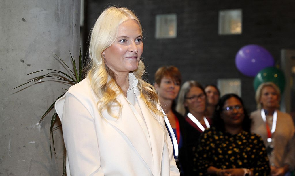 Mette-Marit de Noruega obligada a abandonar un acto por problemas de salud
