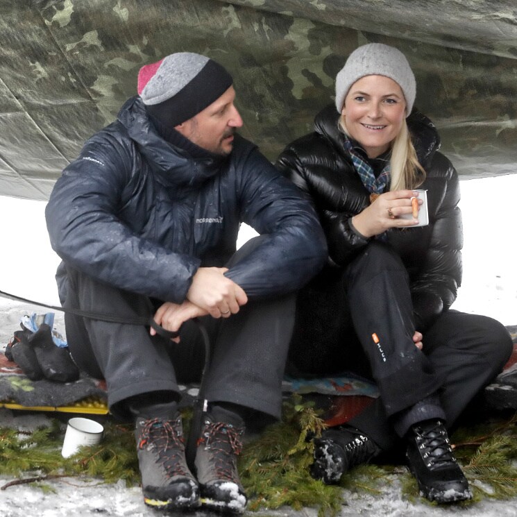 Las imágenes más llamativas de Haakon y Mette-Marit de Noruega ¡en la nieve con su perrita y junto a una fogata!
