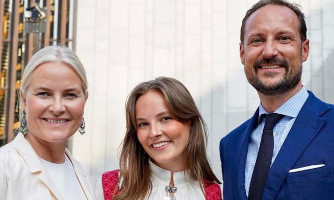 Ingrid de Noruega  con Haakon y Mette-Marit de Noruega