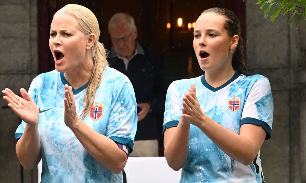 Mette-Marit de Noruega lo da todo animando a su marido y sus hijos en un partido de fútbol pasado por agua