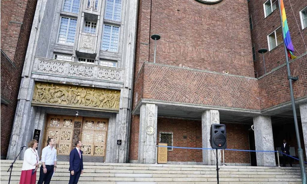 Haakon de Noruega acude al izado de la bandera arcoíris en Oslo