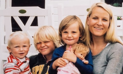 Mette-Marit de Noruega abre el álbum de fotografías familiar para celebrar su 50 cumpleaños