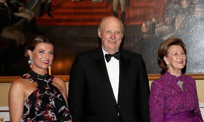Harald de Noruega con su esposa Sonia y su hija Marta Luisa 