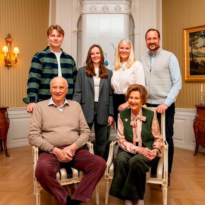 Harald de Noruega reaparece tras su enfermedad para felicitar la Pascua rodeado de su familia