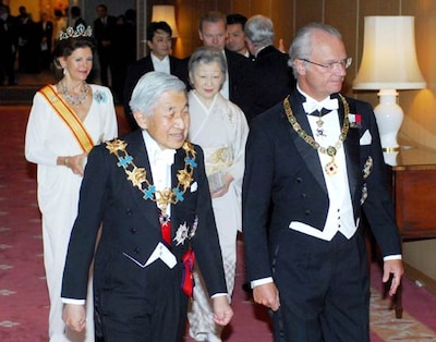 Honores para el rey Gustavo y abrazos para la reina Silvia