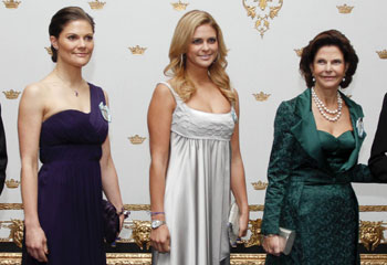 Las damas de la Familia Real sueca se visten de elegancia para asistir a una cena de gala en el Palacio Real de Estocolmo