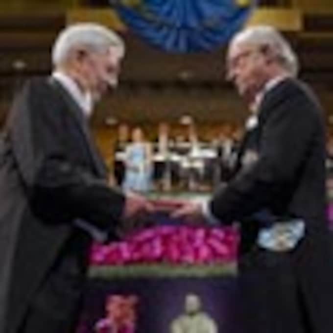 Mario Vargas Llosa recibe 'en español' el premio Nobel de Literatura