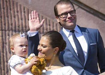 La princesa Estelle y su inseparable león de peluche se convierten en protagonistas del Día Nacional de Suecia