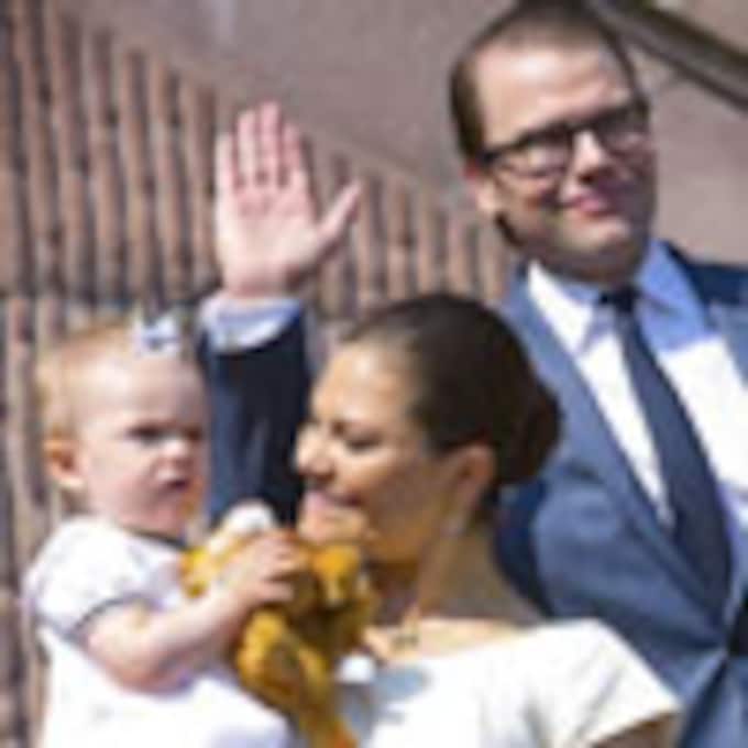 La princesa Estelle y su inseparable león de peluche se convierten en protagonistas del Día Nacional de Suecia