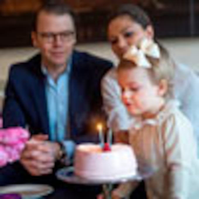 La feliz semana de la Familia Real sueca: la princesa Estelle cumple dos años mientras la princesa Magdalena y Chris O'Neill se llevan a casa a su hija