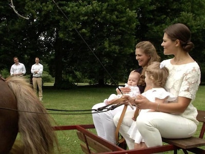 Toda la Familia Real sueca, por primera vez con Sofia Hellqvist, reunida en un entrañable día de campo para un excepcional posado