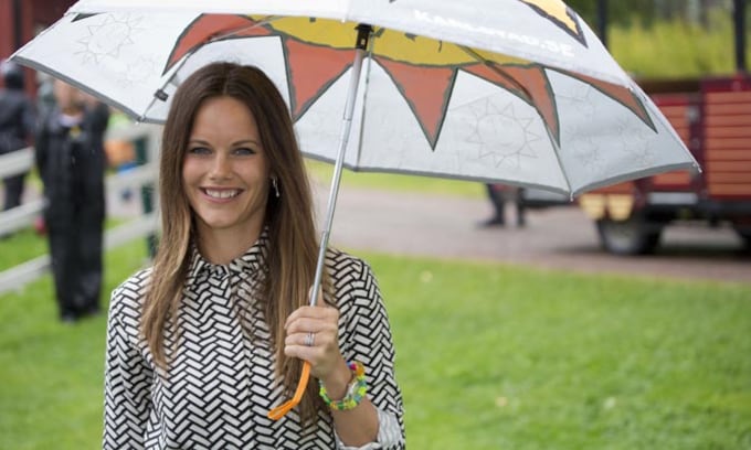 Sonrisas bajo la lluvia… Sofia de Suecia cautiva en su primer viaje como princesa