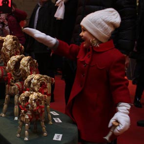 La espontaneidad de Estelle de Suecia al visitar un mercado de Navidad