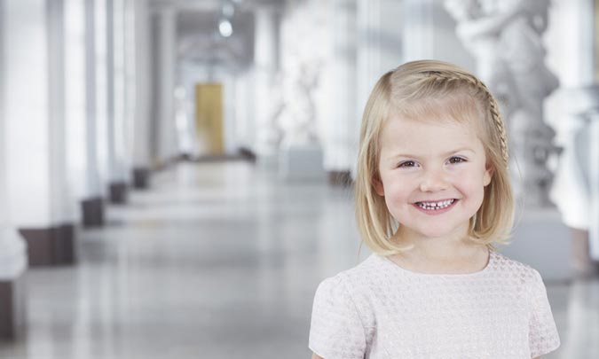 Estelle de Suecia, sonrisa tropical y melena sueca, en su último retrato