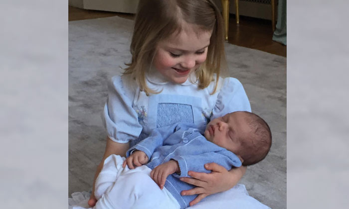 Estelle de Suecia posa por primera vez con su hermanito, el príncipe Oscar, ¡y son adorables!