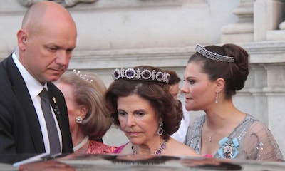 Silvia y Victoria de Suecia, perfectas invitadas a una boda en la Catedral de Mallorca