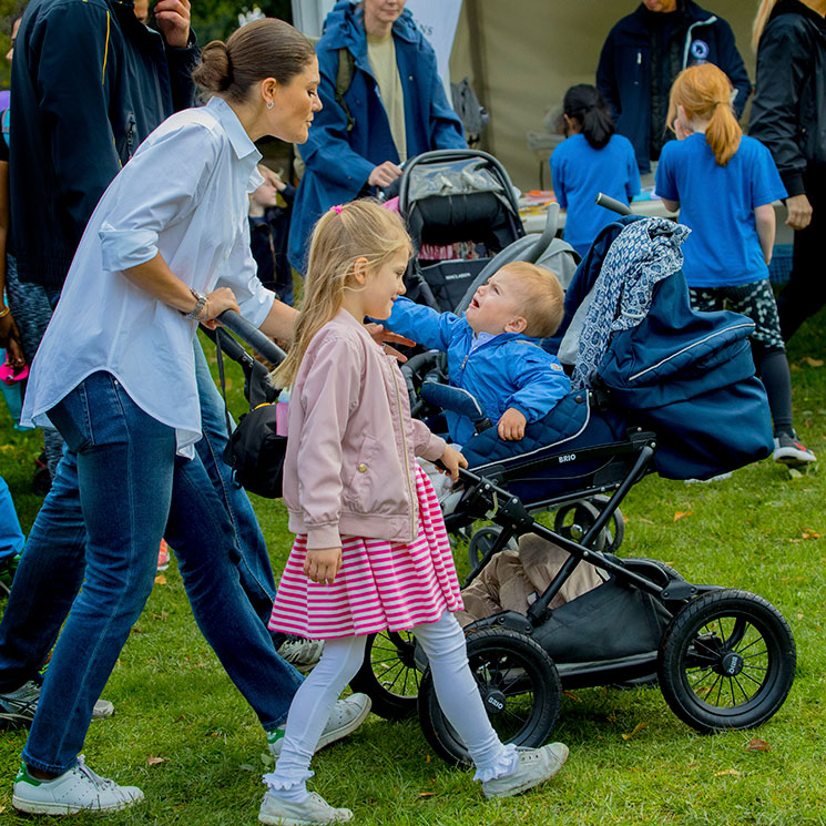 Victoria de Suecia, un día en el parque con sus hijos Estelle y Oscar