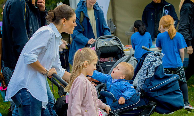 Victoria de Suecia, un día en el parque con sus hijos Estelle y Oscar