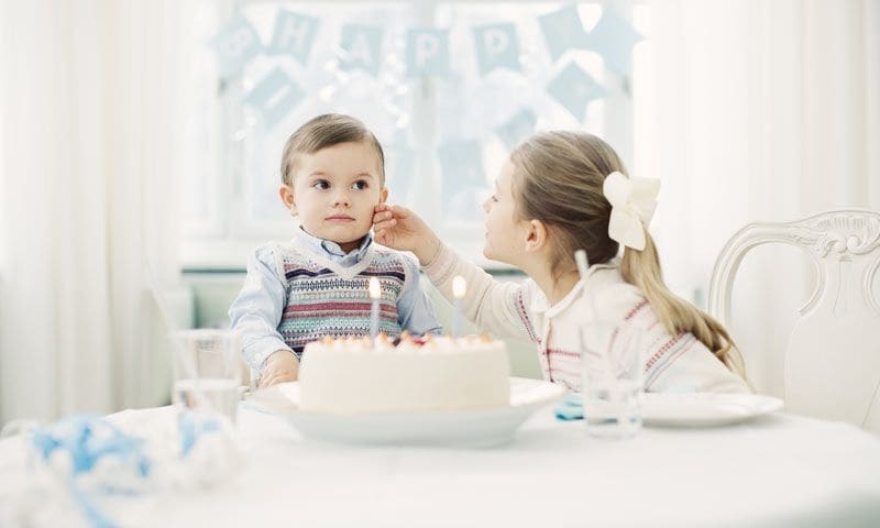 Oscar de Suecia celebra su segundo cumpleaños y nos invita a una deliciosa ración de retratos oficiales
