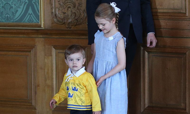 FOTOGALERÍA: Estelle de Suecia, todo amor y ternura con su hermano