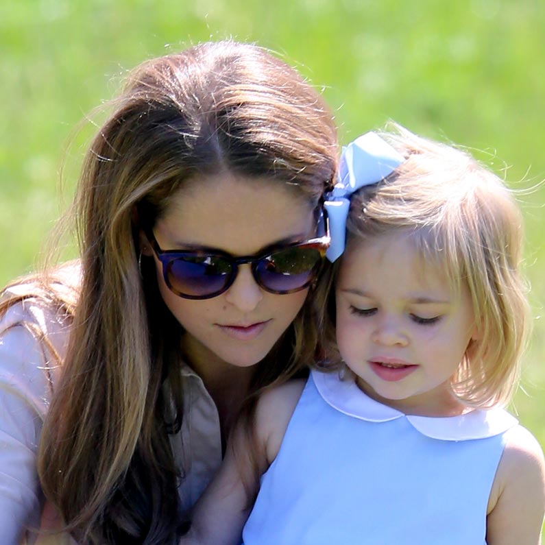 Leonore de Suecia celebra el Día de la Infancia con su madre en el parque de atracciones