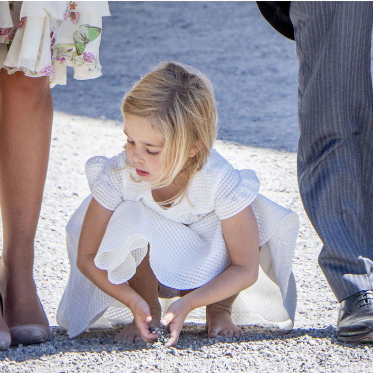 ¡Sin zapatos y haciendo volteretas! Las 'travesuras' de Leonore de Suecia en el bautizo de su hermana Adrienne