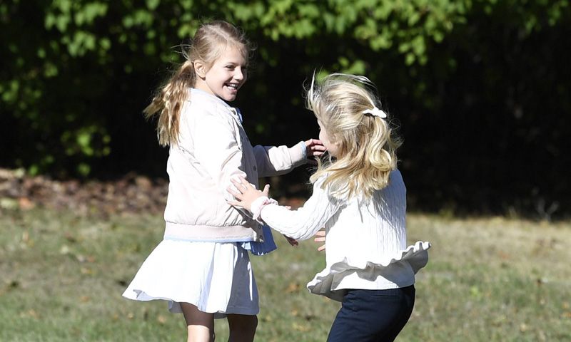 Estelle de Suecia, la niña más feliz del mundo en su primer día de colegio