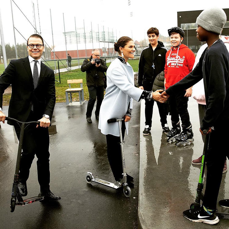 Victoria de Suecia se apunta a la moda del patinete y su marido Daniel ¡te dejará boquiabierto!