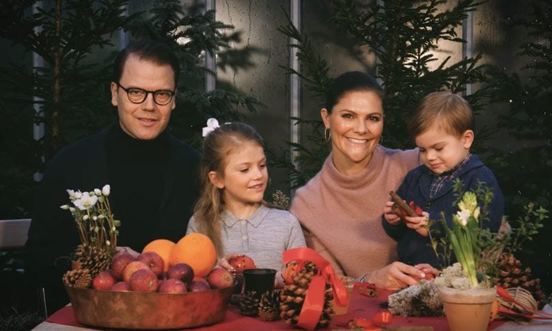 Cantando y preparando adornos navideños, así nos felicitan las fiestas Victoria de Suecia y su familia