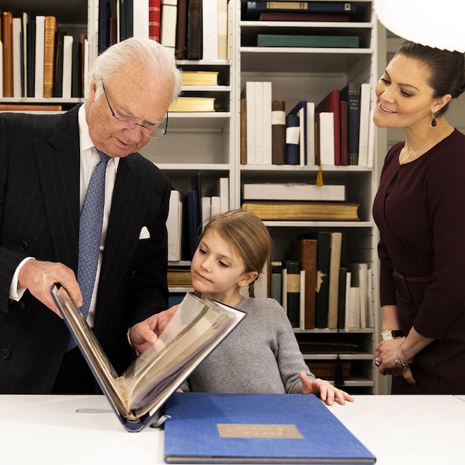 La pequeña Estelle descubre junto a su abuelo y su madre la historia que esconde la biblioteca de Palacio