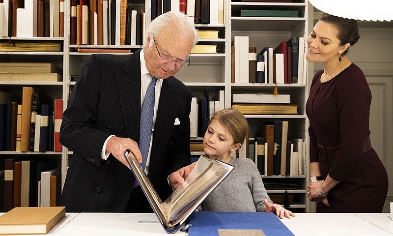 La pequeña Estelle descubre junto a su abuelo y su madre la historia que esconde la biblioteca de Palacio