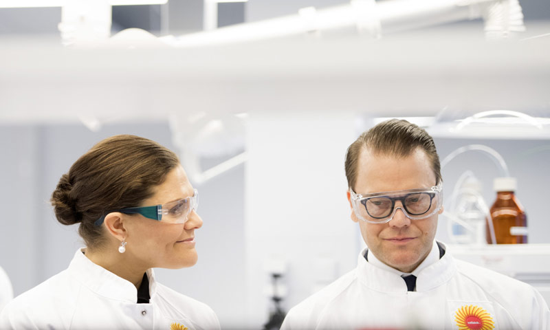 Victoria y Daniel de Suecia, investigadores de laboratorio por un día