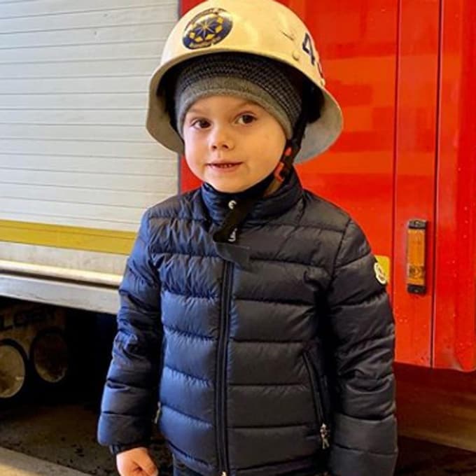 Oscar de Suecia, el bombero más lindo del reino