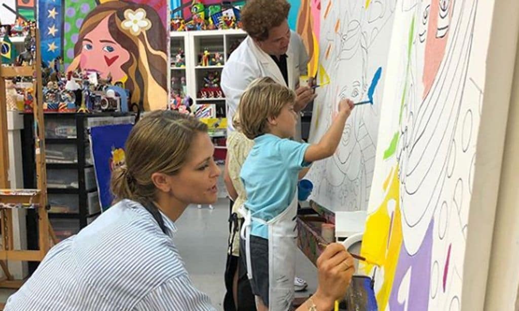Leonor de Borbón ya tiene su propio retrato de Romero Britto... Y ahora Magdalena de Suecia y sus hijos pintan los suyos