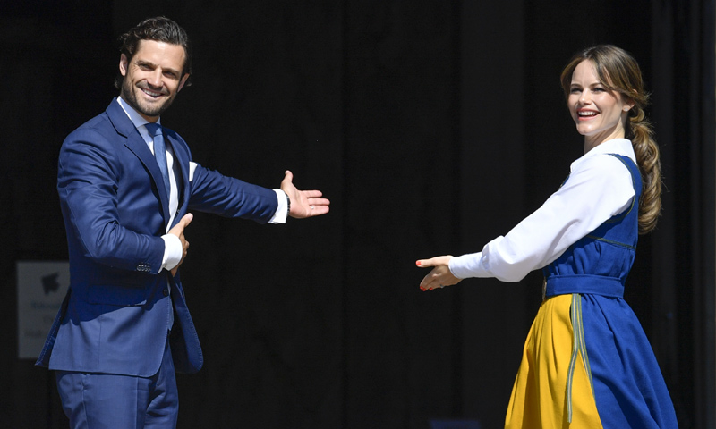 ¡Pasen y vean! Carlos Felipe y Sofia de Suecia reciben a los ciudadanos en el Palacio Real de Estocolmo