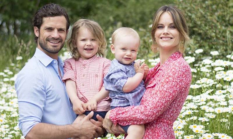 El principe Carlos Felipe y Sofía de Suecia junto a sus dos hijos