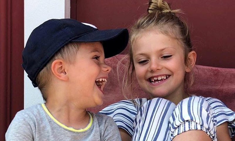 Estelle y Oscar de Suecia, un divertido verano en familia