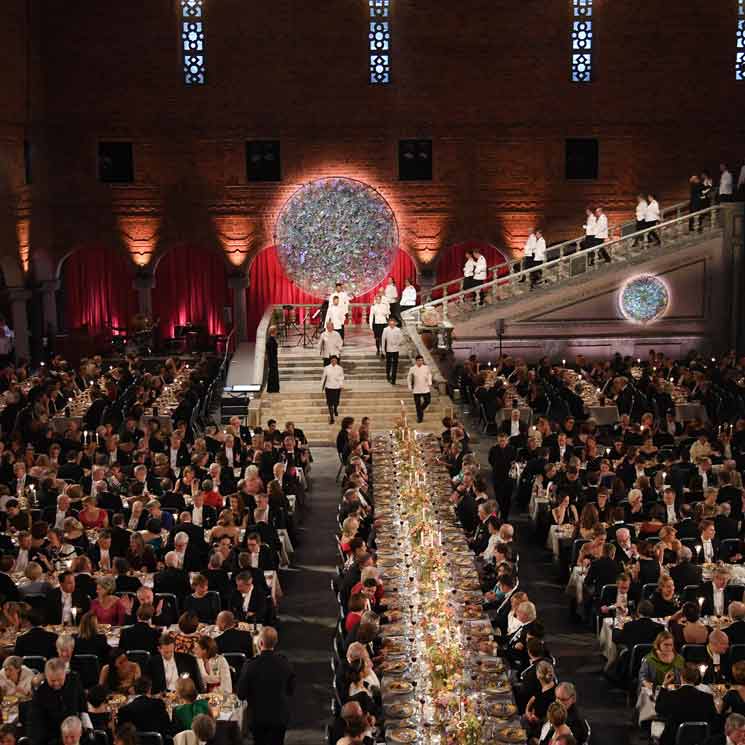 Candelabros, flores italianas y música en directo: lo que no se vio de la cena de los Premios Nobel